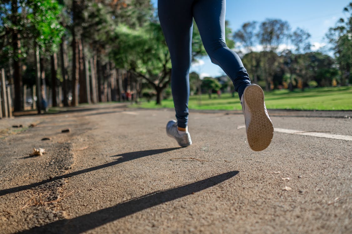 Koşu sırasında fitness kulaklığı kullanan sporcu — kalp atış hızı takibi