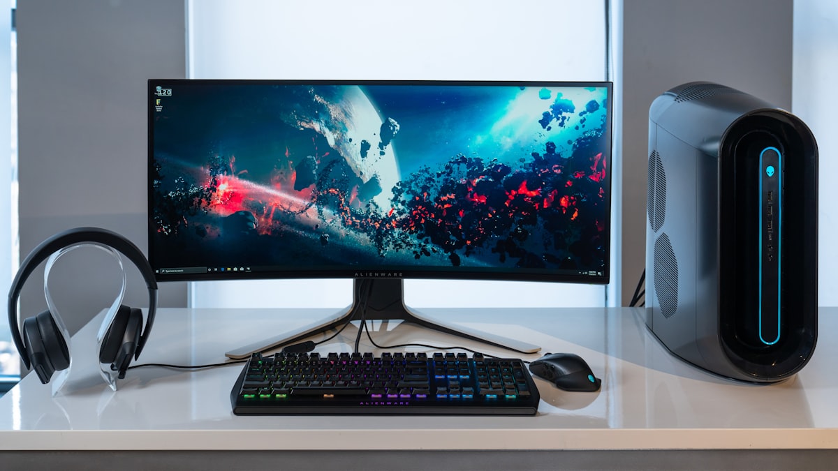 Laptop ve telefon yanında kablosuz kulaklık — çok cihazlı Bluetooth bağlantısı